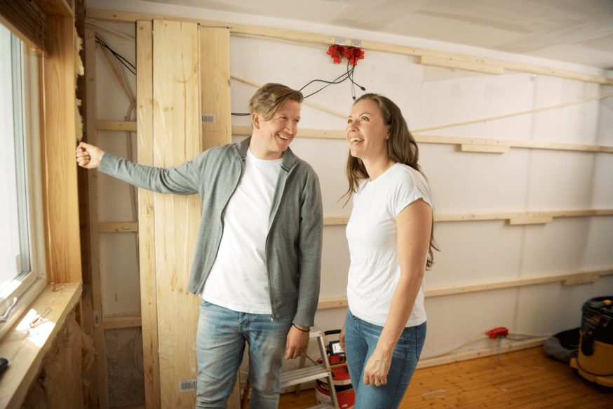 Smilende mann og dame - oppussing