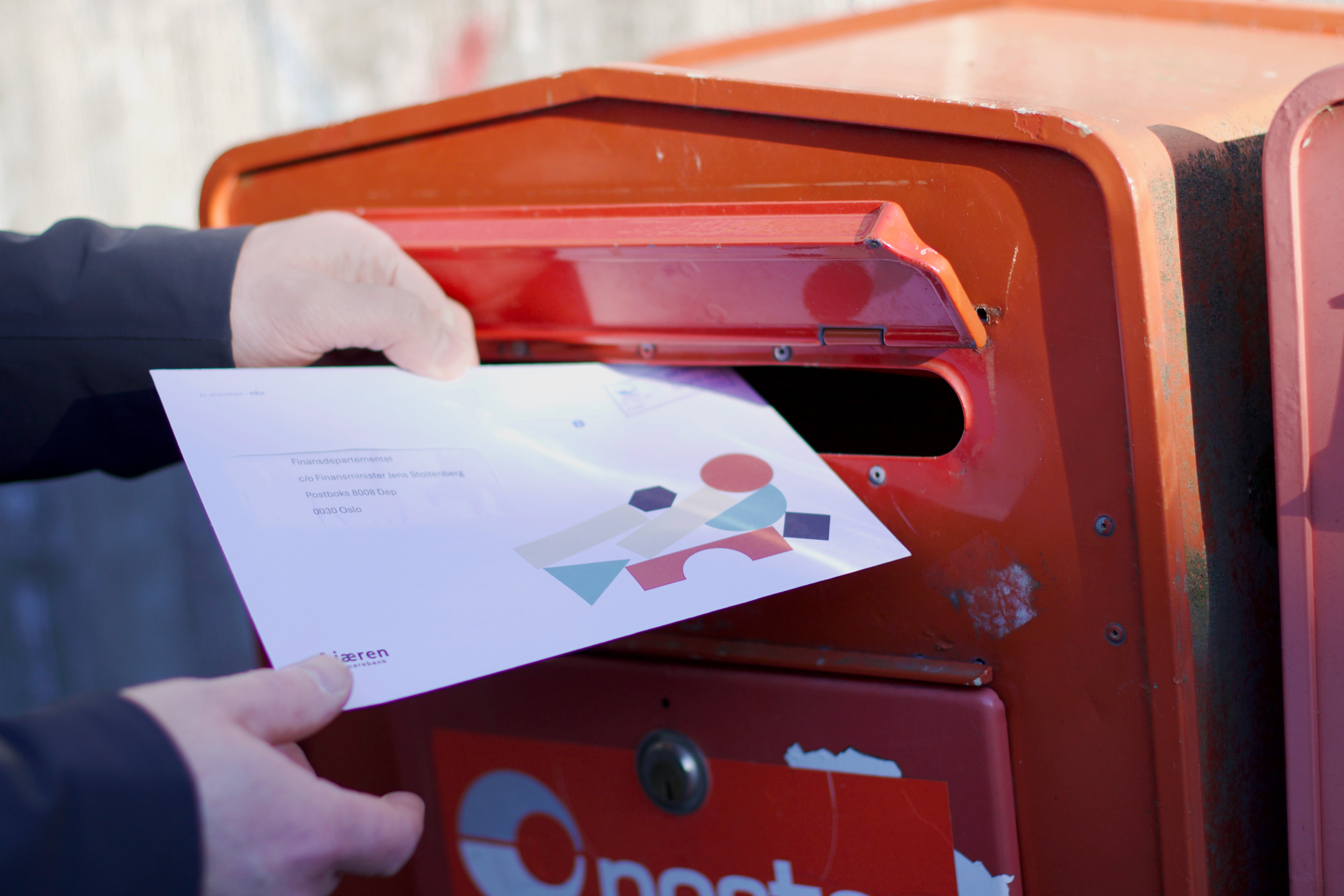 Geir Magne Tjåland legger brevet til Jens Stoltenberg i postkasse.