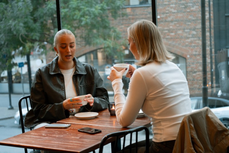 To unge kvinner på cafe