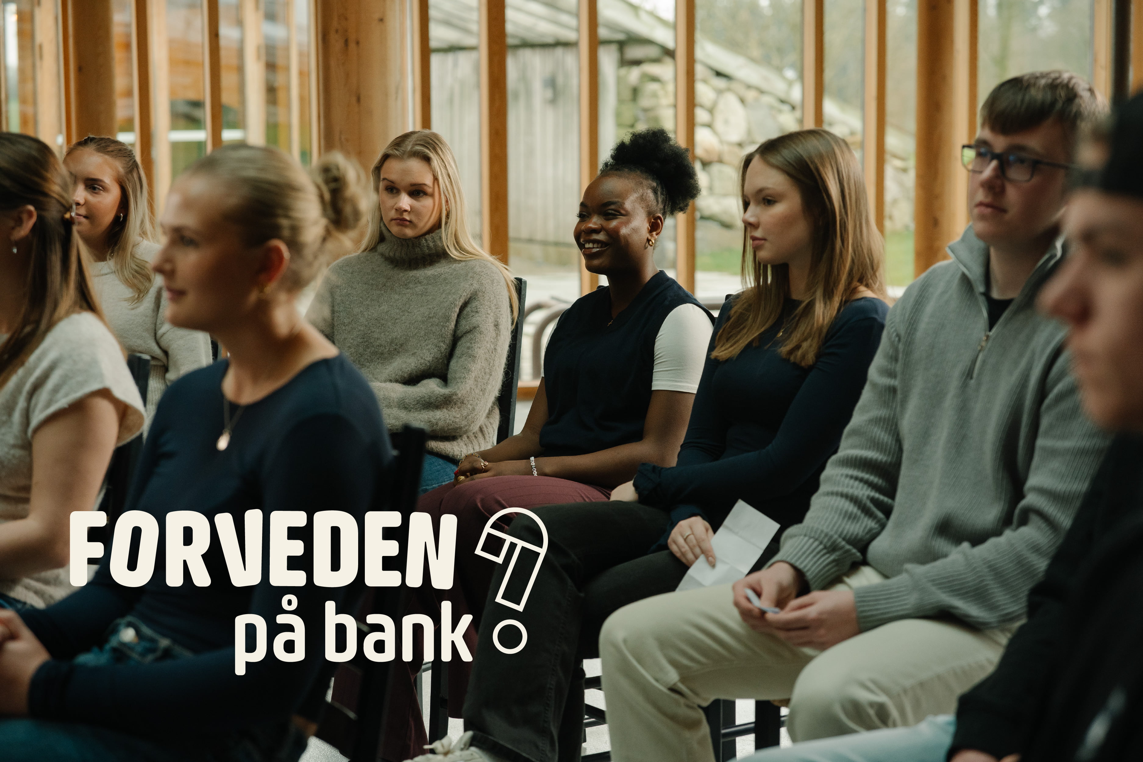 Gruppe ungdommer som lytter til svar fra UNG-rådgivere.