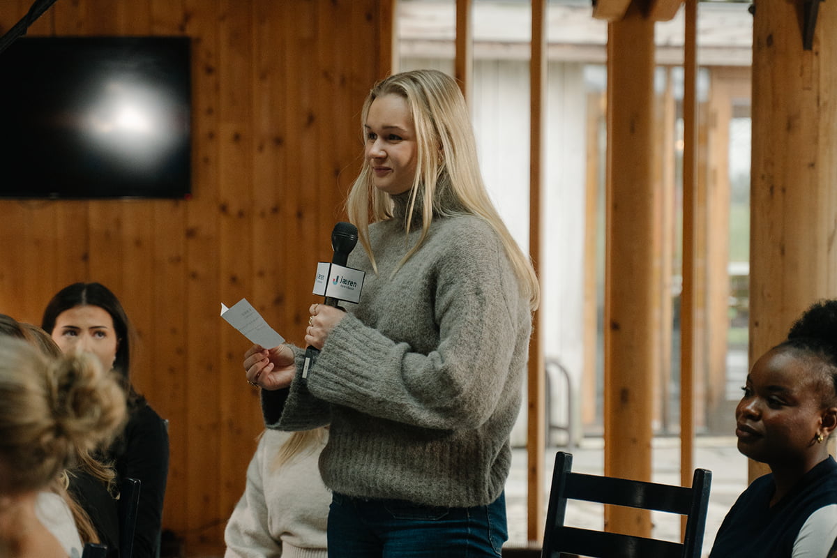Ungdom spør UNG-rådgivere fra Jæren Sparebank om økonomi.
