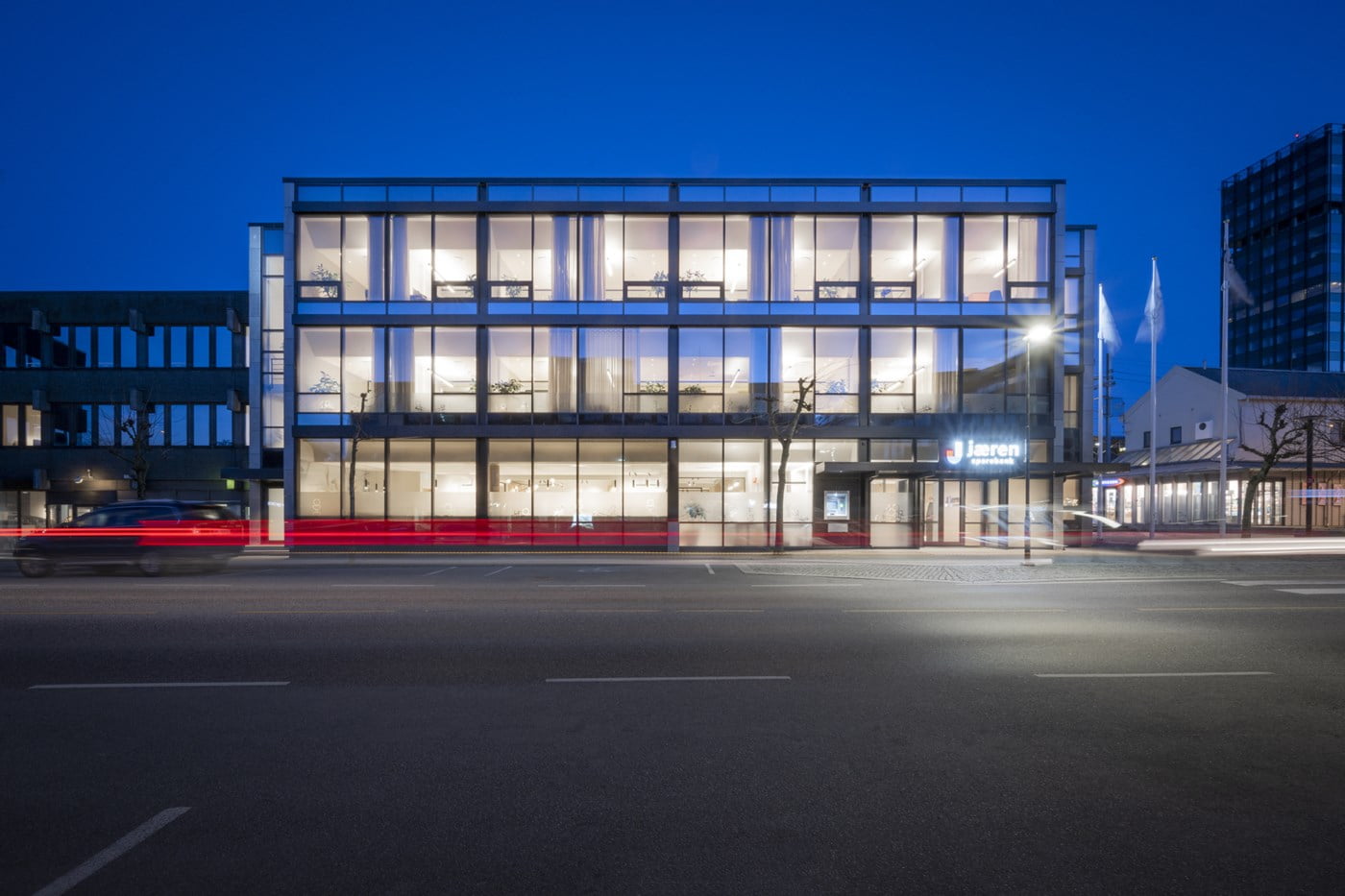 Bankbygget på Bryne på kvelden