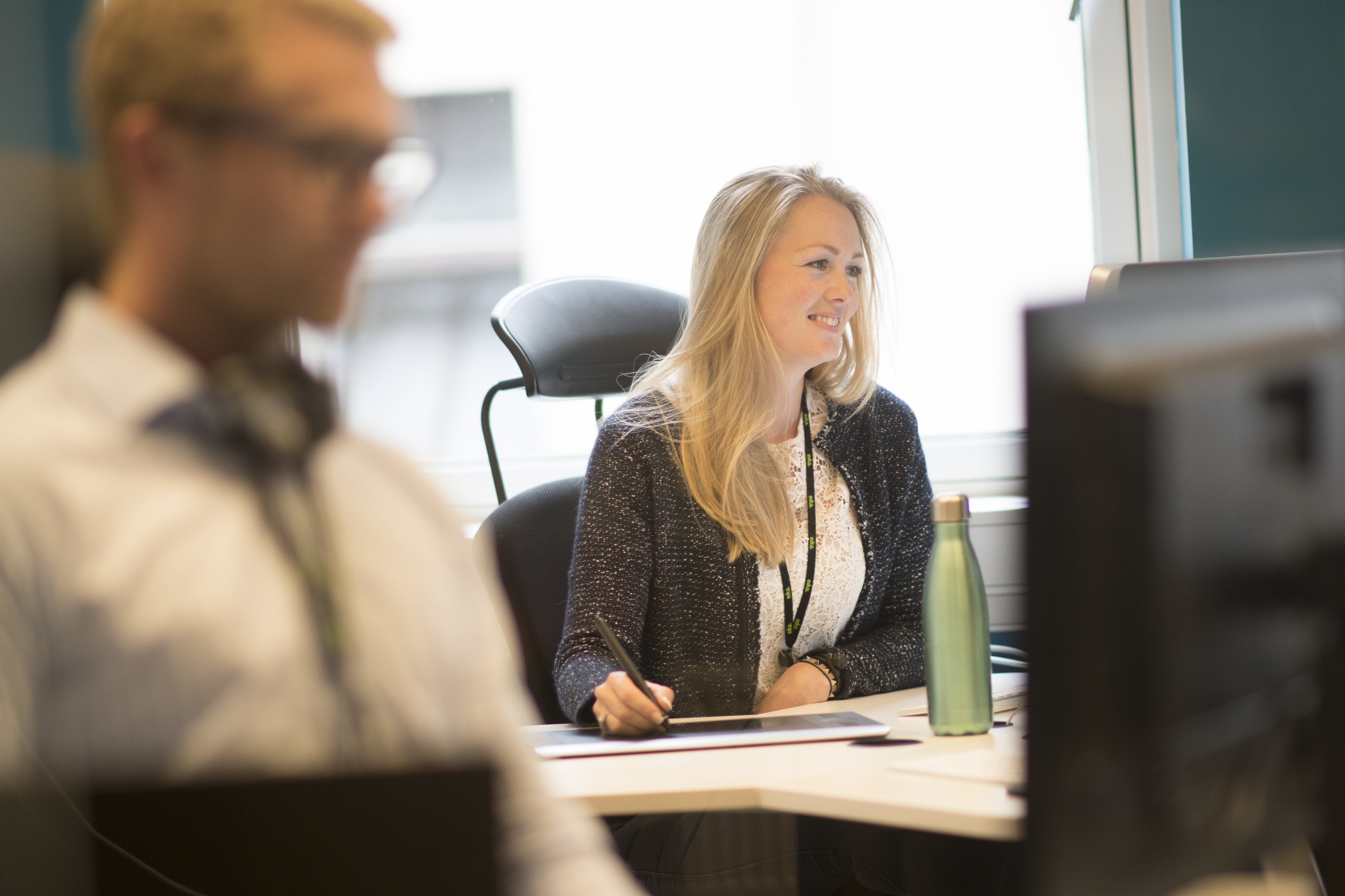 Kvinne og mann på kontoret