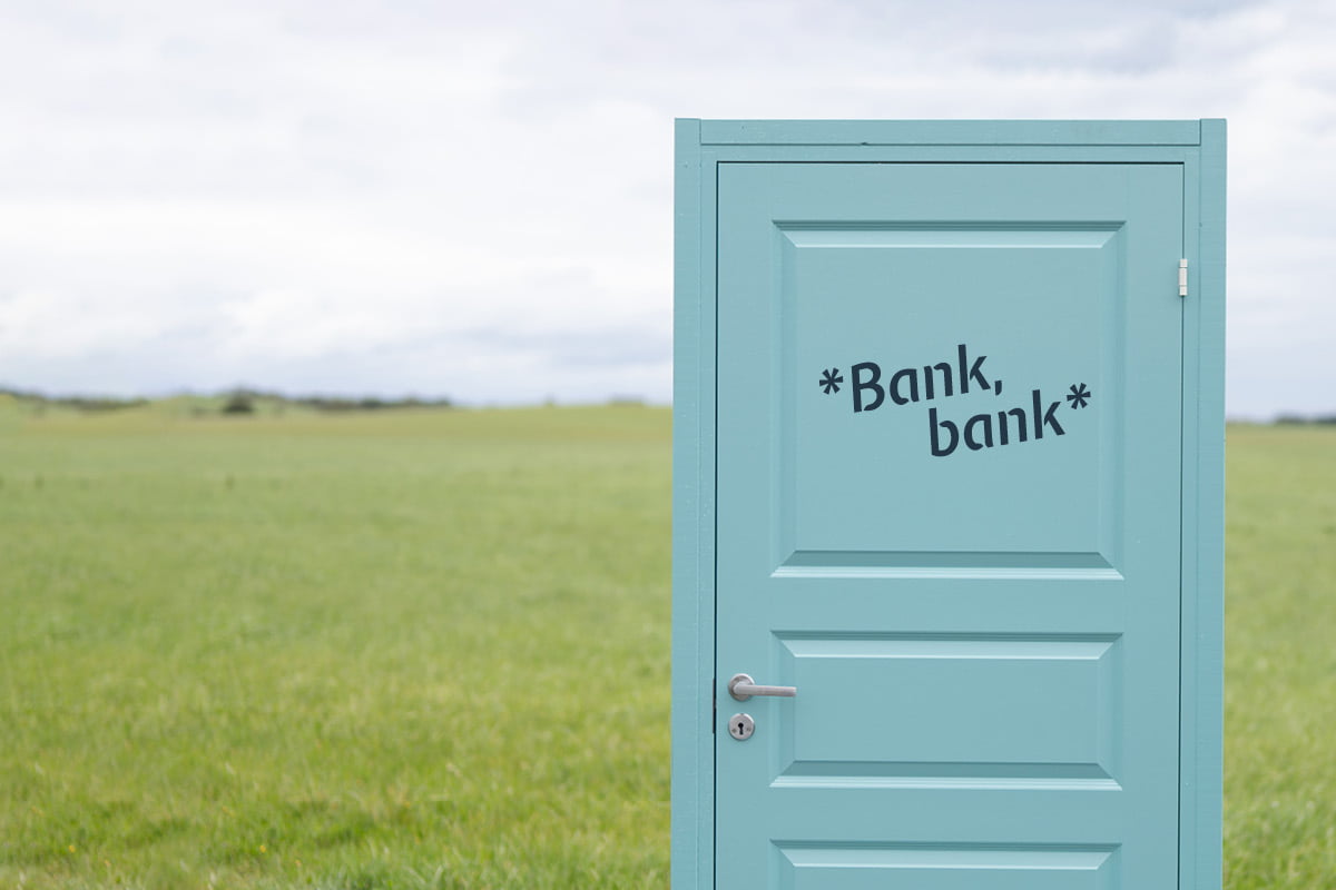Utvendigbilde av hovedkontoret på Bryne med Jæren Sparebank logoen i fokus.