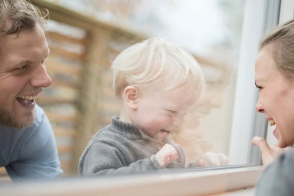 familie som ser gjennom et vindu