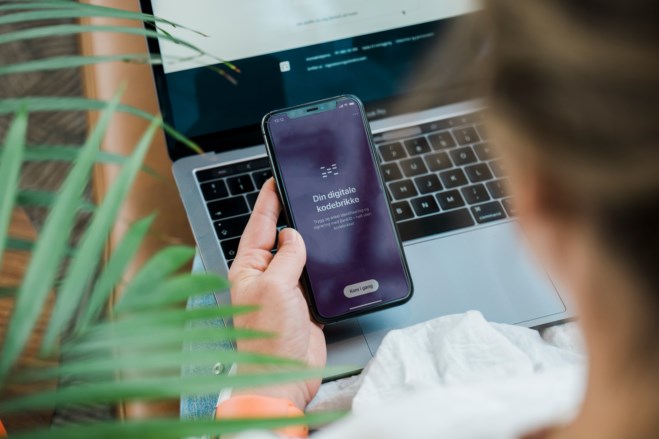 Kvinne med BankID-app på mobil
