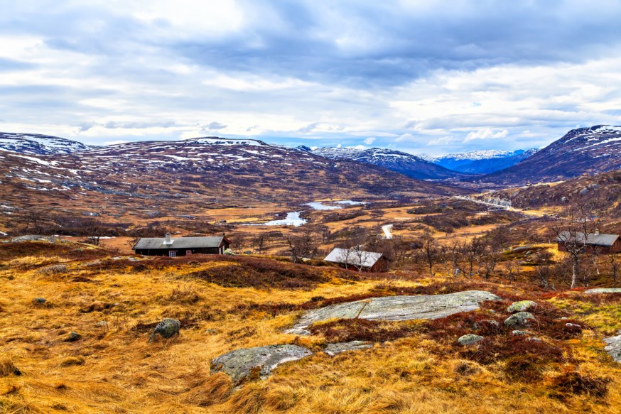 Hytte på fjell i høstlandskap